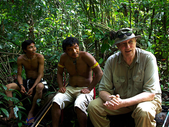 I 2013 fikk Kongen oppfylt drømmen sin om å besøke Amazonas. Der fikk han lære om hvordan yanomami-folket lever, dypt inne i regnskogen. Foto: Rainforest Foundation Norway / ISA Brazil